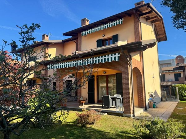 casa indipendente in vendita a Vigevano