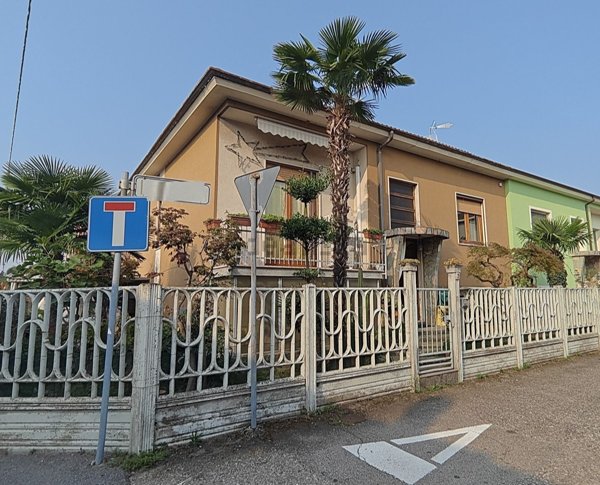 casa indipendente in vendita a Vigevano