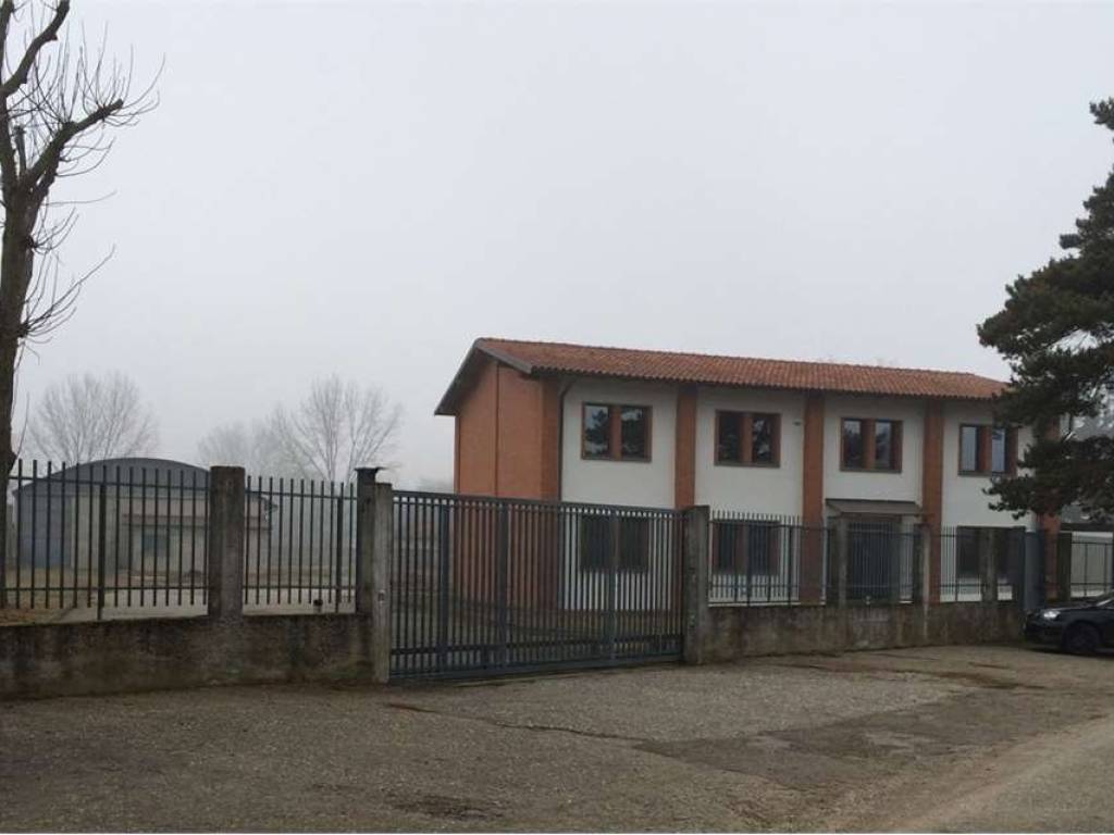 locale commerciale in vendita a Vigevano