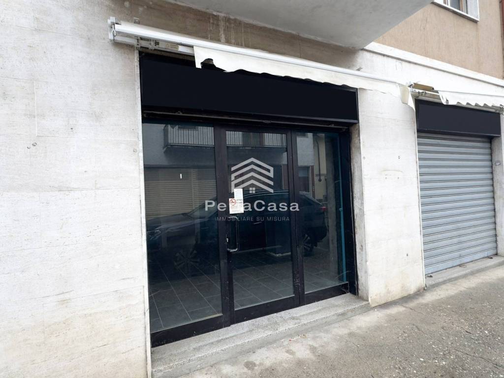 negozio in vendita a Vigevano in zona Piccolini