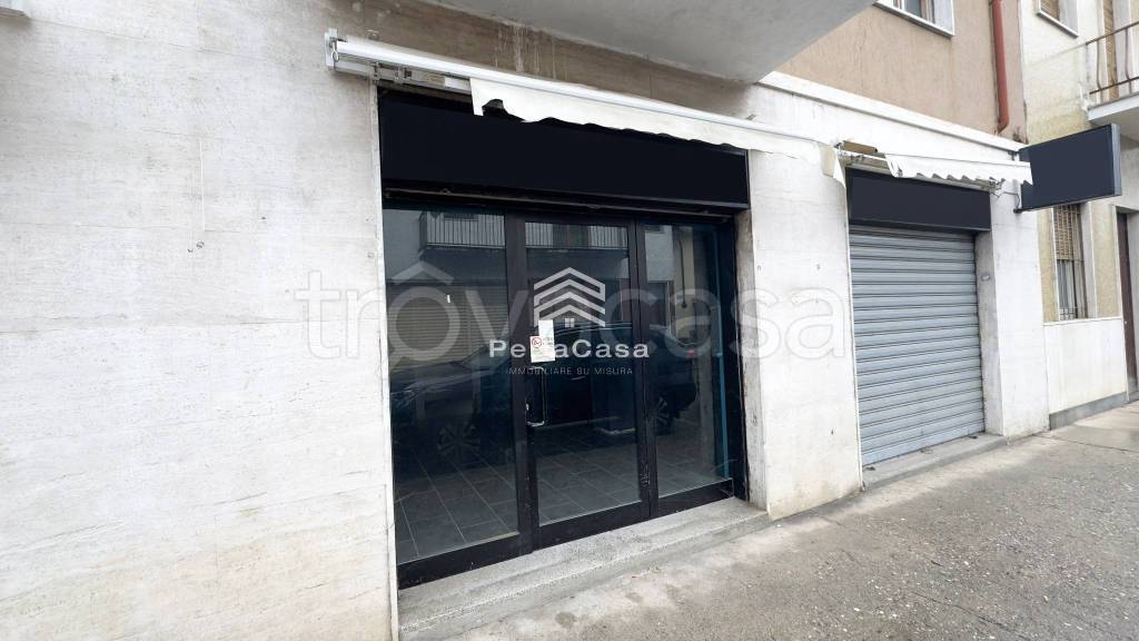negozio in vendita a Vigevano in zona Piccolini
