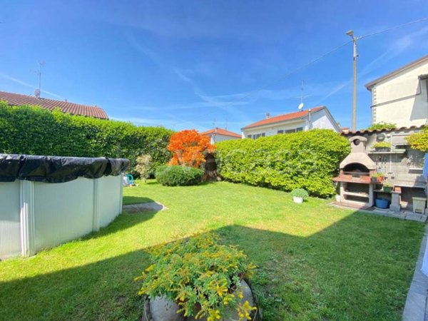 casa indipendente in vendita a Vigevano