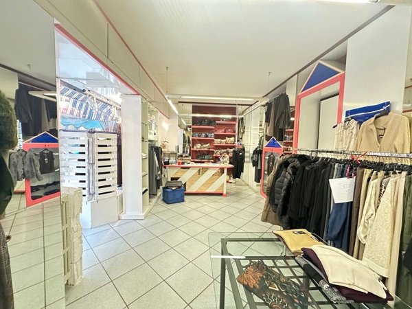 negozio in vendita a Vigevano
