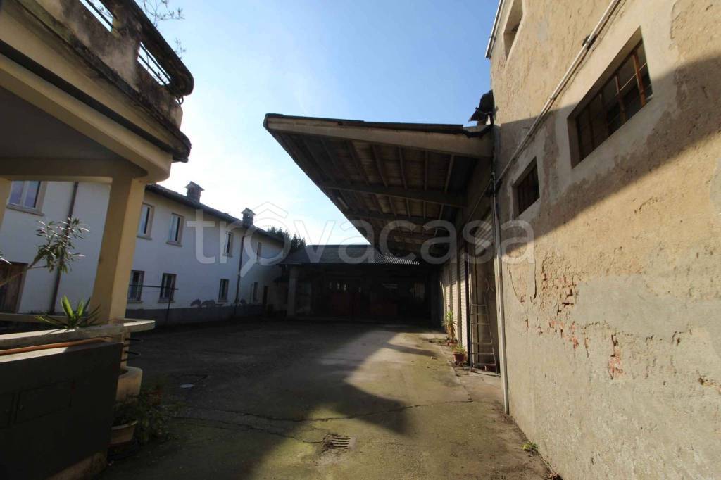 locale commerciale in vendita a Vigevano