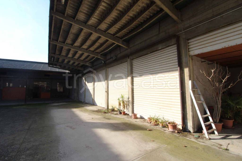 locale commerciale in vendita a Vigevano