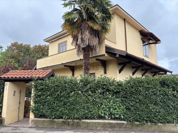 casa indipendente in vendita a Vigevano