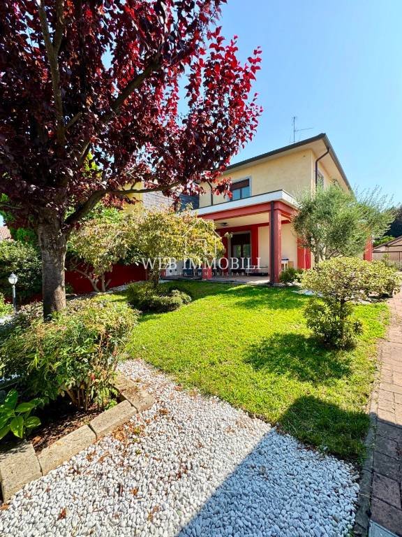 casa indipendente in vendita a Vigevano