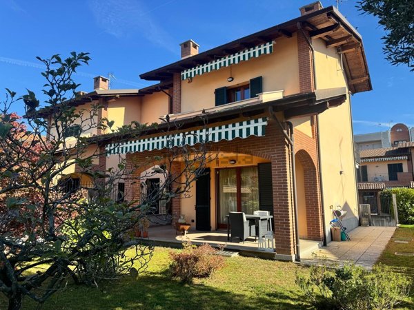 casa indipendente in vendita a Vigevano