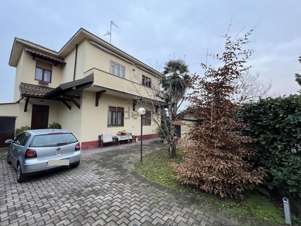 casa indipendente in vendita a Vigevano