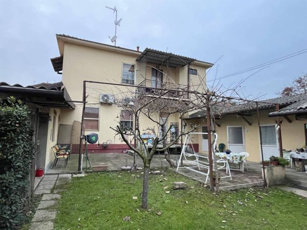 casa indipendente in vendita a Vigevano