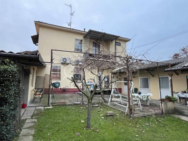 casa indipendente in vendita a Vigevano