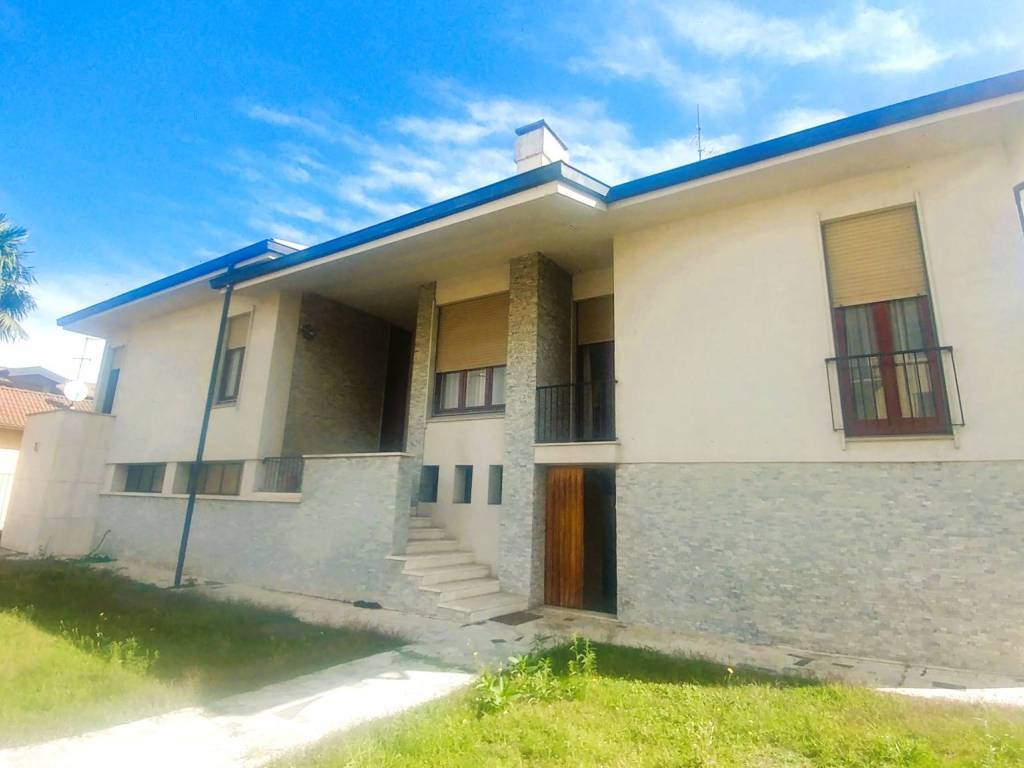 casa indipendente in vendita a Vigevano