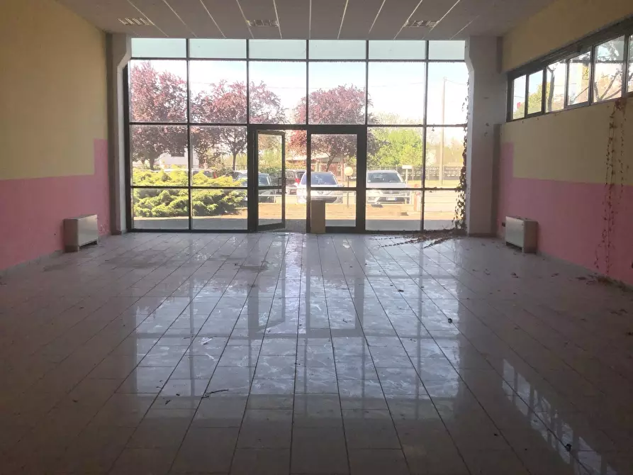 locale commerciale in vendita a Vigevano