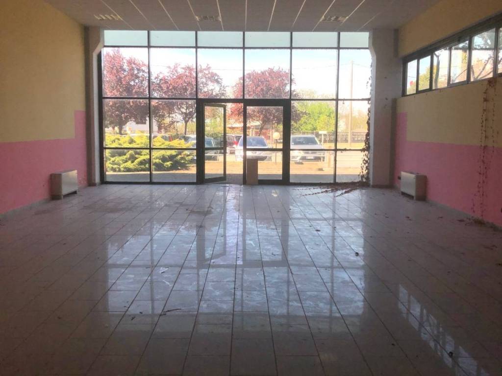 negozio in vendita a Vigevano