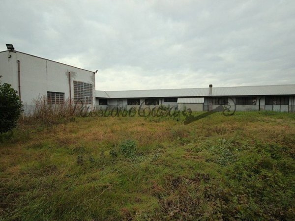 locale di sgombero in vendita a Vigevano