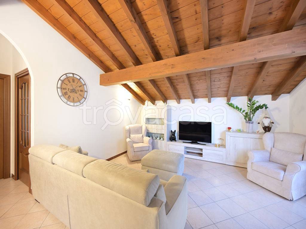 casa indipendente in vendita a Vigevano in zona Fogliano