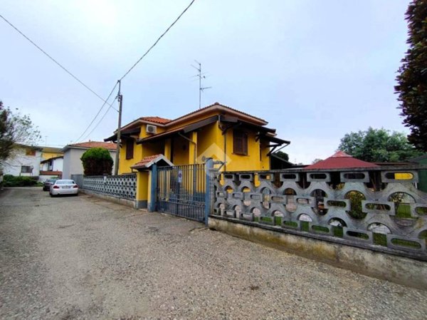 casa indipendente in vendita a Vigevano in zona Piccolini