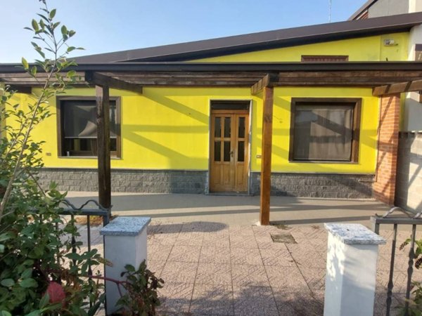 casa indipendente in vendita a Vigevano in zona Piccolini