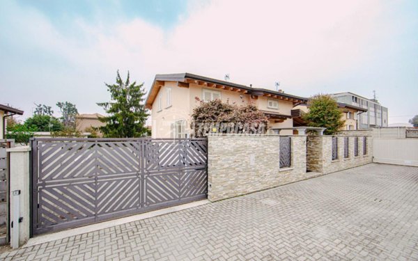casa indipendente in vendita a Vigevano