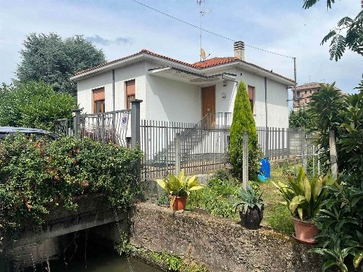 casa indipendente in vendita a Vigevano