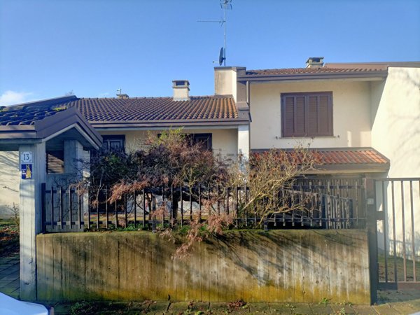 casa indipendente in vendita a Vigevano in zona Morsella