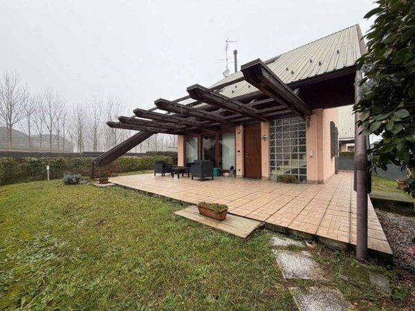 casa indipendente in vendita a Vigevano