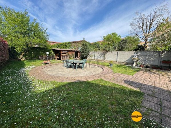 casa indipendente in vendita a Vigevano