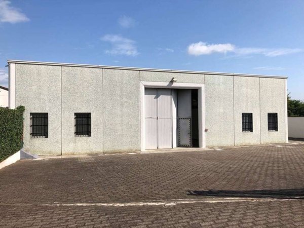 locale commerciale in vendita a Vigevano