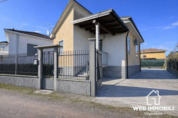 casa indipendente in vendita a Vigevano