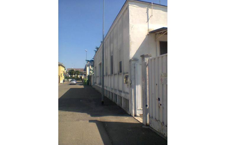locale commerciale in vendita a Vigevano