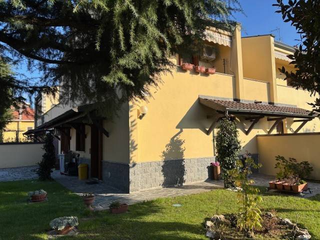casa indipendente in vendita a Vigevano