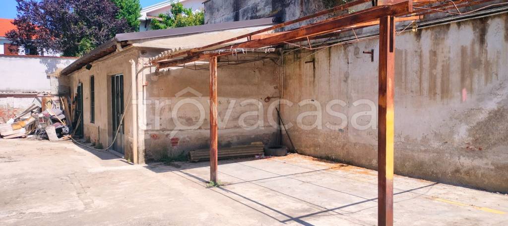 locale commerciale in vendita a Vigevano