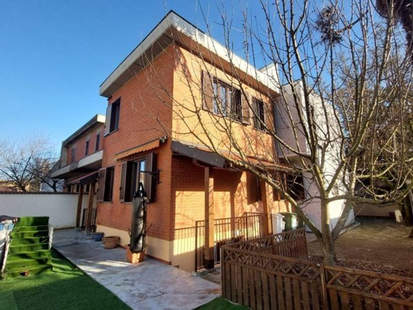 casa indipendente in vendita a Vigevano