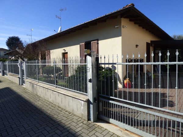 casa indipendente in vendita a Vigevano in zona Piccolini