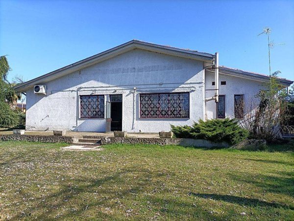 casa indipendente in vendita a Vigevano