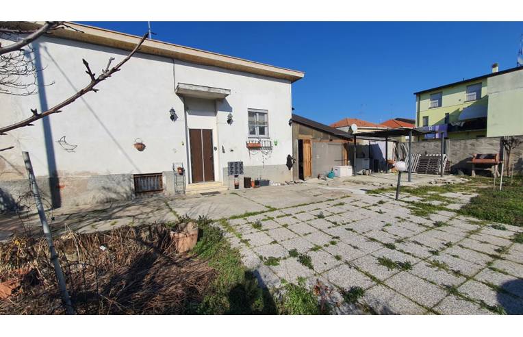 casa indipendente in vendita a Vigevano