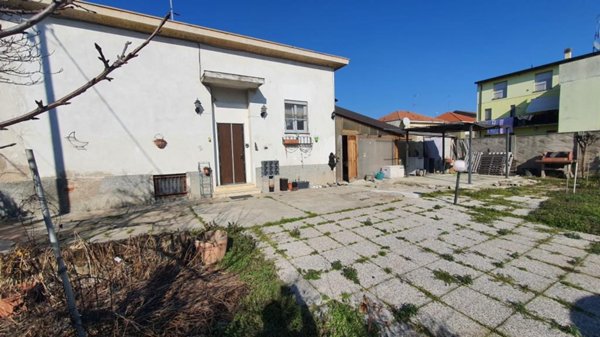casa indipendente in vendita a Vigevano