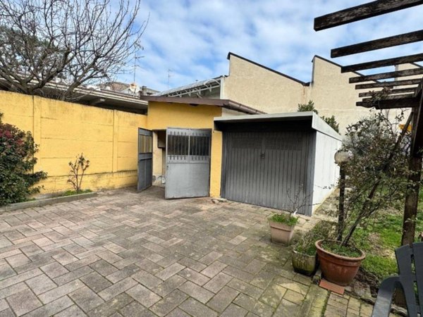 casa indipendente in vendita a Vigevano