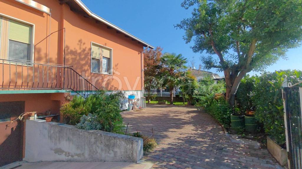 casa indipendente in vendita a Vigevano