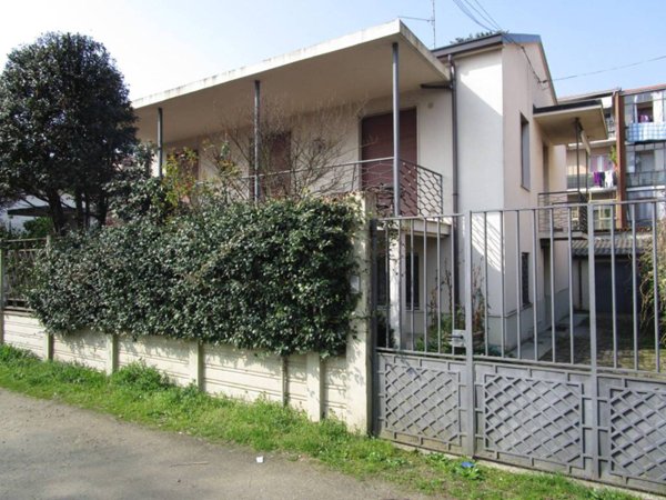 casa indipendente in vendita a Vigevano