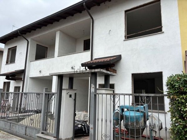 casa indipendente in vendita a Vigevano
