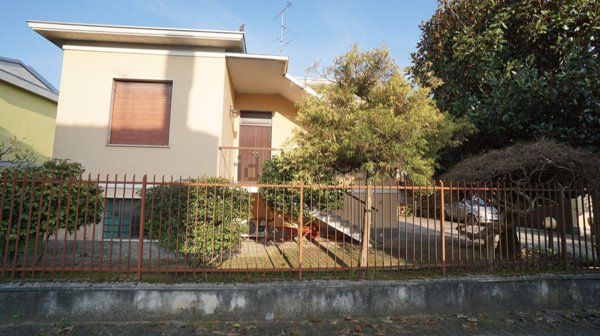 casa indipendente in vendita a Vigevano