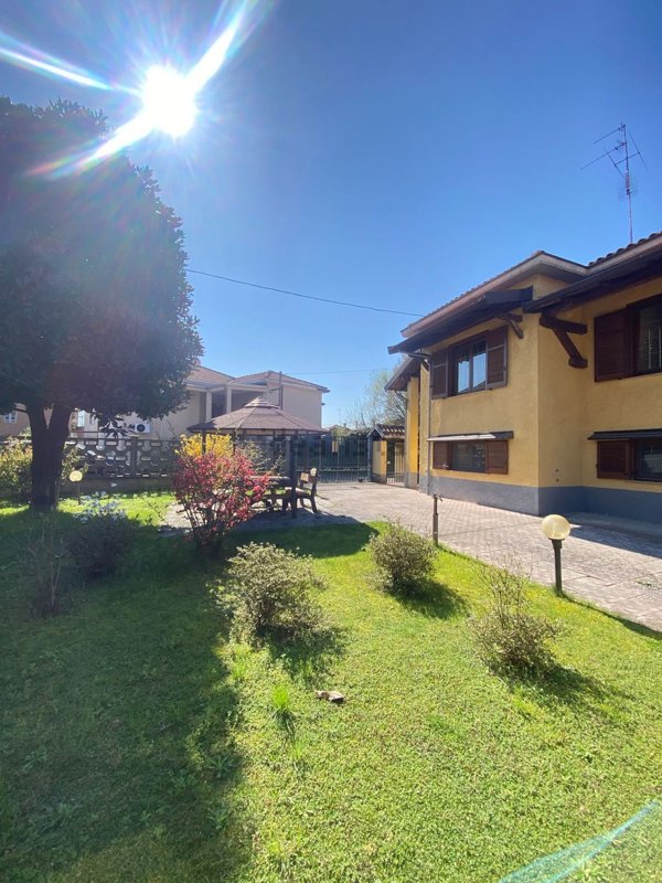 casa indipendente in vendita a Vigevano in zona Piccolini