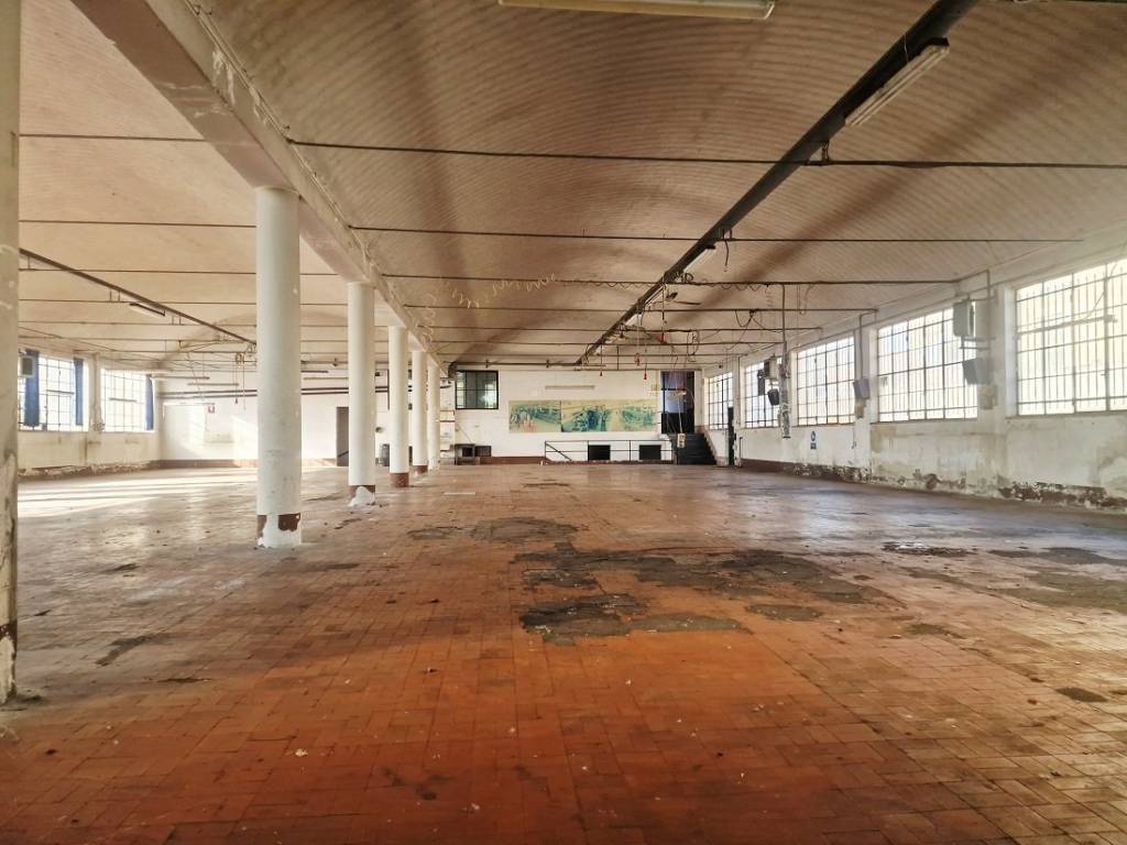 locale commerciale in vendita a Vigevano