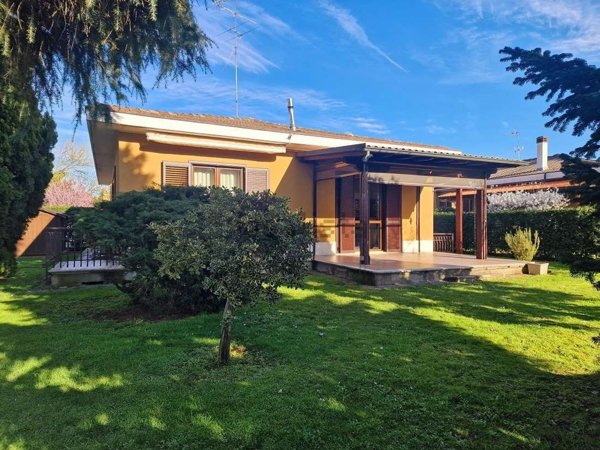 casa indipendente in vendita a Vigevano