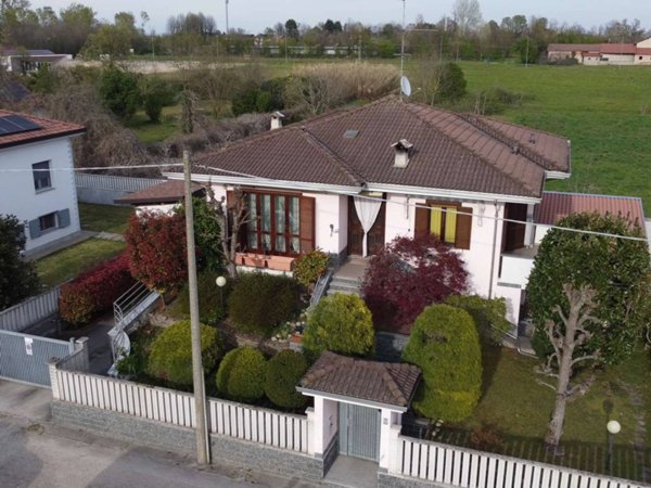 casa indipendente in vendita a Vigevano in zona Piccolini