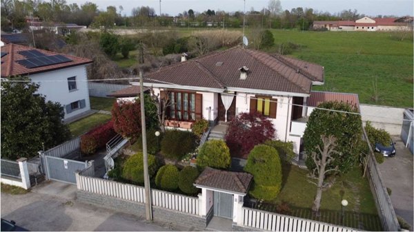 casa indipendente in vendita a Vigevano in zona Piccolini