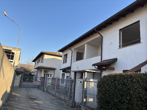 casa indipendente in vendita a Vigevano