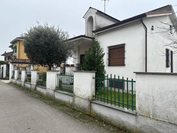 casa indipendente in vendita a Vigevano