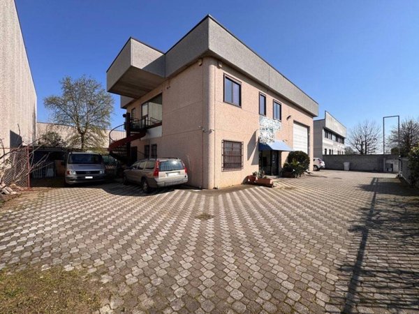 locale commerciale in vendita a Vigevano